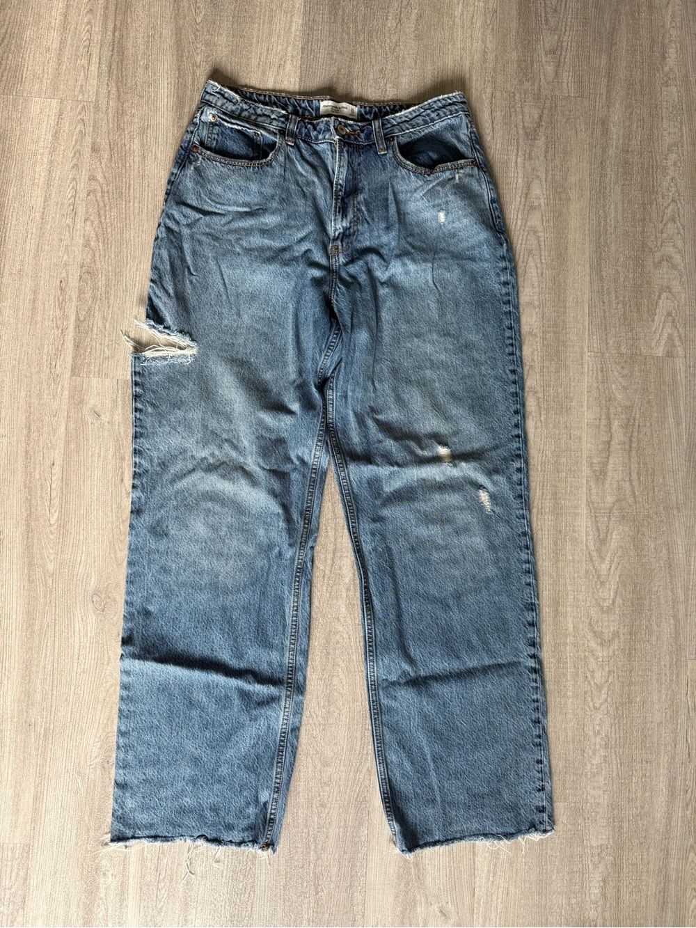 Abercrombie & Fitch Women's Light Blue Relaxed Distressed Jeans